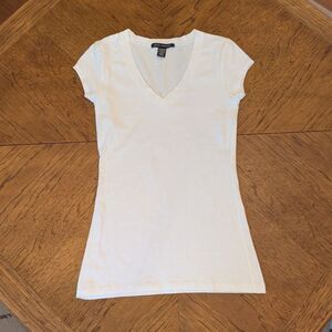Stretchy Cotton White V-neck Classic Short-Sleeve Fitted Tee Size Medium